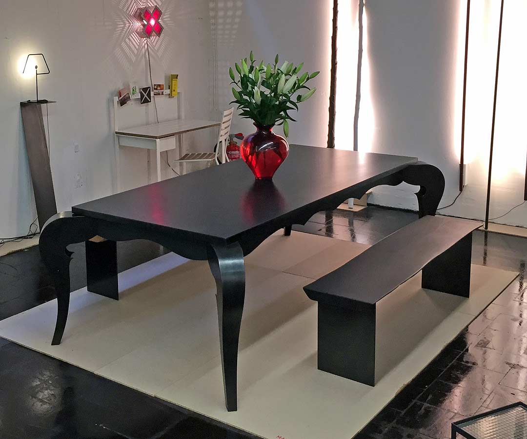 Barocktisch aus Schwarzstahl und schwarz gebeitzeter Holzplatte und passender Bank