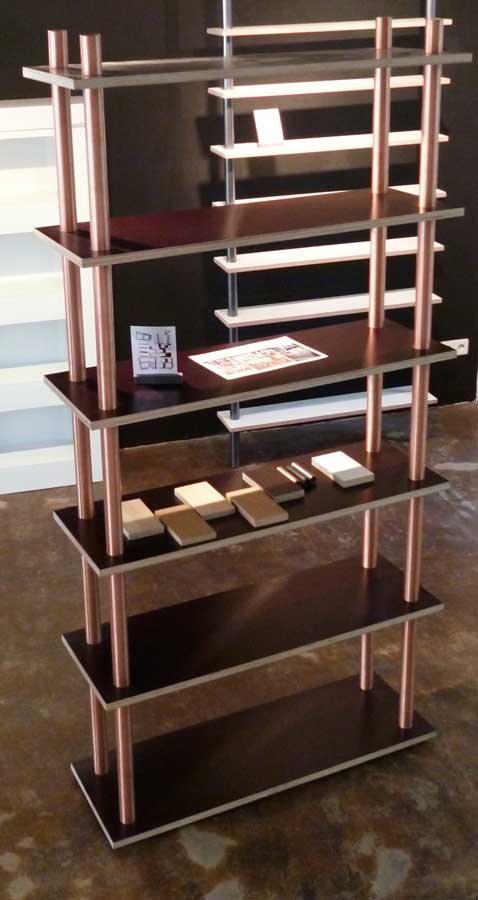 Regal mit Kupferrohren und Siebdruckplatten