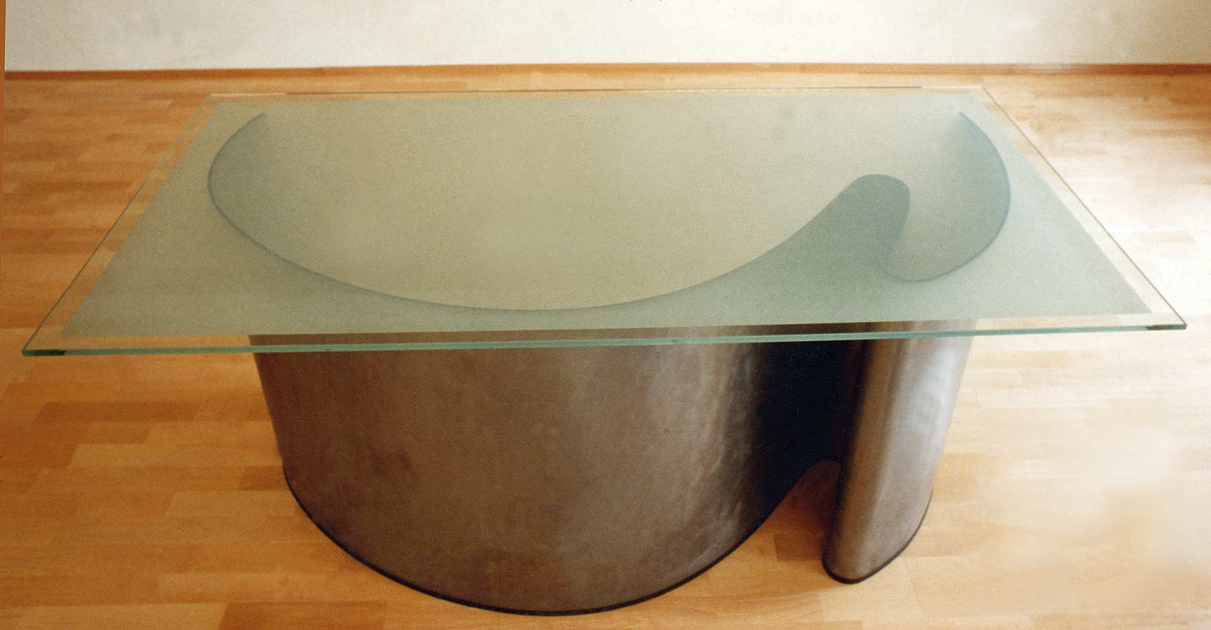 gebogenes Blechtischgestell mit gesandstrahlter Glasplatte